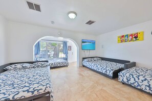 4 Schlafzimmer, Schreibtisch, Bügeleisen/Bügelbrett, Reisekinderbett