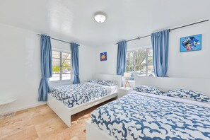 4 Schlafzimmer, Schreibtisch, Bügeleisen/Bügelbrett, Reisekinderbett