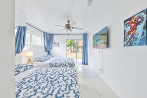 4 soverom, skrivebord, strykejern/-brett og reiseseng for barn