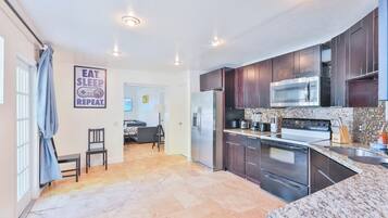 Refrigerador, microondas, horno y parrilla de estufa