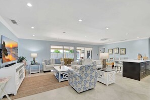 Hus, flere senger, adgang til basseng, bassengutsikt (Dolphin Villa) | Oppholdsområde | En 50-tommers Flatskjerm-TV med digitale kanaler