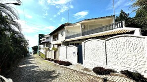 Exterior - SANTORINI HOUSE - HEATED POOL - 4BEDROOM - 140MT FROM BOMBINHAS BEACH, (Centro Bombinhas)