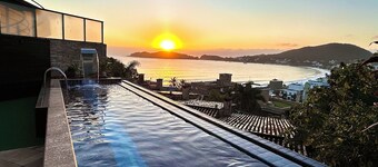 SANTORINI HOUSE - HEATED POOL - 4BEDROOM - 140MT FROM BOMBINHAS BEACH,