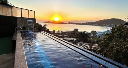 SANTORINI HOUSE - HEATED POOL - 4BEDROOM - 140MT FROM BOMBINHAS BEACH,