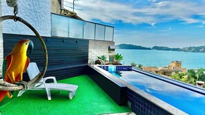 A heated pool - SANTORINI HOUSE - HEATED POOL - 4BEDROOM - 140MT FROM BOMBINHAS BEACH, (Centro Bombinhas)
