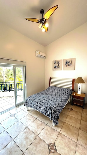 4 bedrooms, WiFi - SANTORINI HOUSE - HEATED POOL - 4BEDROOM - 140MT FROM BOMBINHAS BEACH, (Centro Bombinhas)