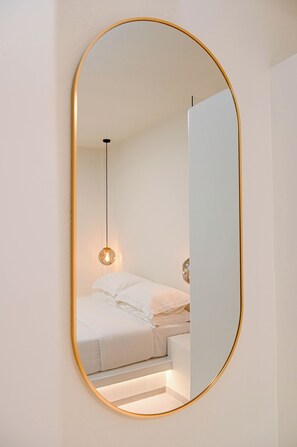 1 bedroom, in-room safe, iron/ironing board, travel crib - Omnia Suite located in Fira Capital of Santorini and very close to the caldera. (Thira)