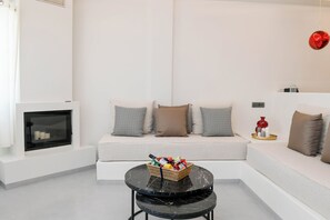 Smart TV, caminetto, libri