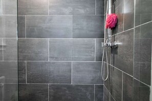 Dusche, Haartrockner, Handtücher, Shampoo