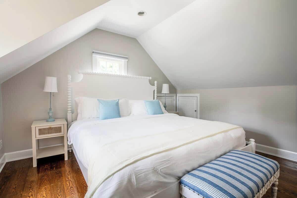 4 slaapkamers, een strijkplank/strijkijzer, reisbedje, gratis wifi