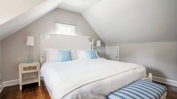 4 slaapkamers, een strijkplank/strijkijzer, reisbedje, gratis wifi