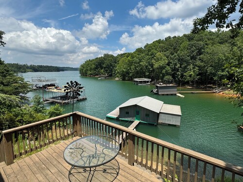 LAKE HOUSE ON LANIER WITH BREATHTAKING  VIEWS 