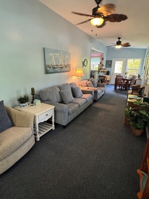 Living area - LAKE HOUSE ON LANIER WITH BREATHTAKING VIEWS (Gainesville)