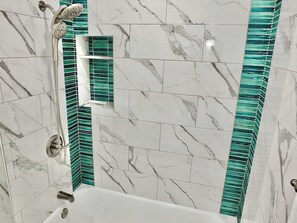 Ferienhaus, 1 Queen-Bett, Küche, Gartenblick (Greenbelt Guesthouse) | Badezimmer | Duschwanne, Haartrockner, Handtücher