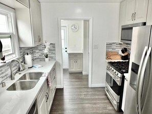 Hus - 1 queensize-seng - køkken - udsigt til have (Greenbelt Guesthouse) | Privat køkken | Kaffe-/temaskine