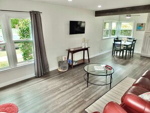 House, 1 Queen Bed, Kitchen, Garden View (Greenbelt Guesthouse) | Living area
