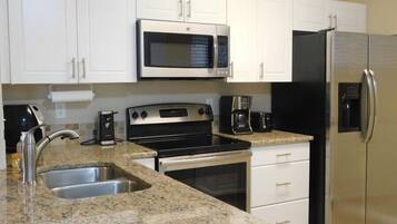 Four, plaque de cuisson, distributeur de glaçons