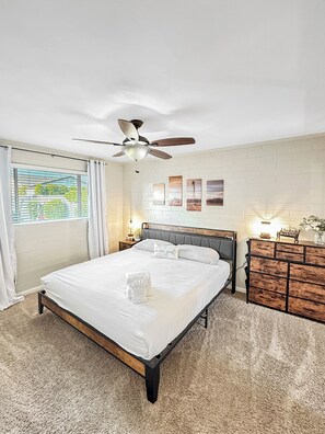 3 Schlafzimmer, Schreibtisch, Bügeleisen/Bügelbrett, Reisekinderbett