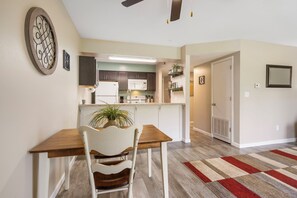 Apartment, 1 Queen-Bett und Schlafsofa, Balkon, Blick auf den Golfplatz (Greenside Retreat) | Essbereich im Zimmer