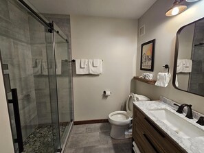 Douche, sèche-cheveux, serviettes fournies