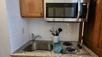 KĂŒhlschrank, Mikrowelle, Ofen, GeschirrspĂŒler