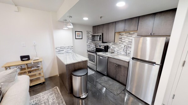 Kylskåp, mikrovågsugn, ugn och diskmaskin