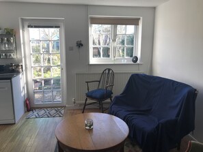 Smart TV, DVD player, books, video library - Late 18th Century cottage 250m from the sea (East Wittering)