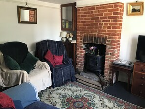 Smart TV, DVD player, books, video library - Late 18th Century cottage 250m from the sea (East Wittering)
