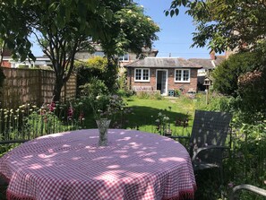 Outdoor dining - Late 18th Century cottage 250m from the sea (East Wittering)