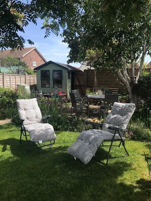 Outdoor dining - Late 18th Century cottage 250m from the sea (East Wittering)