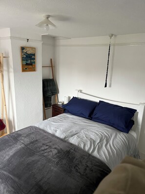 2 quartos, ferros/tábuas de passar roupa, berço de viagem