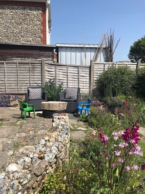 Terrace/patio - Late 18th Century cottage 250m from the sea (East Wittering)