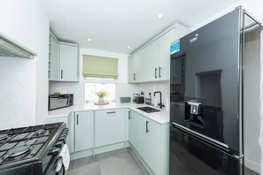 Fridge, microwave, oven, dishwasher - Cosy Victorian Cottage Close to Town Center - Pass The Keys (Reading)