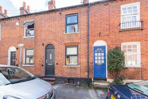 Exterior - Cosy Victorian Cottage Close to Town Center - Pass The Keys (Reading)