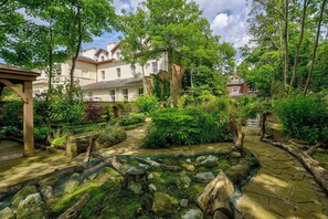 Property grounds - Garden Lodge in Hidden City Oasis | Pass the Keys (Manchester)