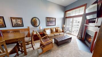 Fernseher, Kamin, DVD-Player