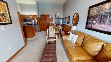 Fernseher, Kamin, DVD-Player