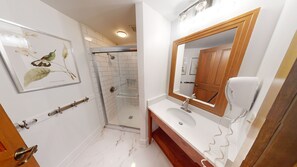 Douche, séchoir à cheveux, serviettes fournies