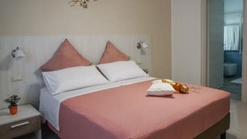 1 bedroom, desk, WiFi, bed sheets