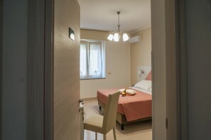 1 habitación, escritorio, wifi y ropa de cama 
