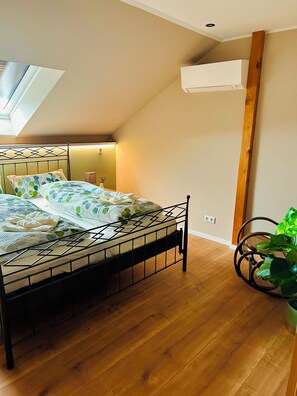 2 habitaciones, cuna de viaje, wifi gratis y ropa de cama