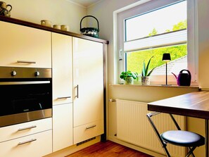 Een koelkast, een magnetron, een oven, een kookplaat