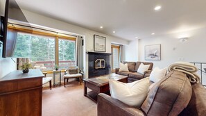 TV, fireplace, books - Lakeview Villas #24 (3-Bedroom Condo) with Pool by RedAwning (Mammoth Lakes)