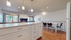 Dining - Lakeview Villas #24 (3-Bedroom Condo) with Pool by RedAwning (Mammoth Lakes)