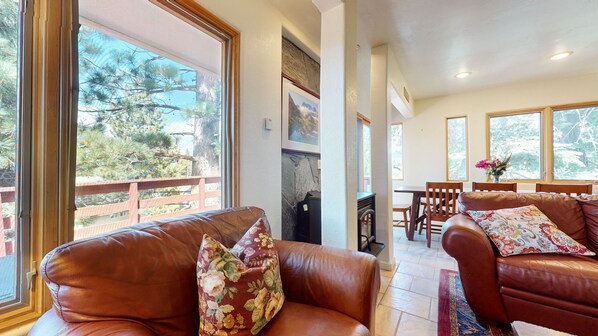 Smart TV, fireplace - Lakeview Villas #26 (3-Bedroom Condo) with Pool by RedAwning (Mammoth Lakes)