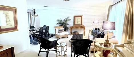 Älytelevisio, DVD-soitin, kirjoja, videokirjasto