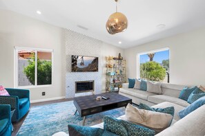 House, Multiple Beds, Pool Access, Pool View (Oasis of Palm Springs) | Living area