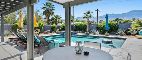 تناول الطعام بالخارج