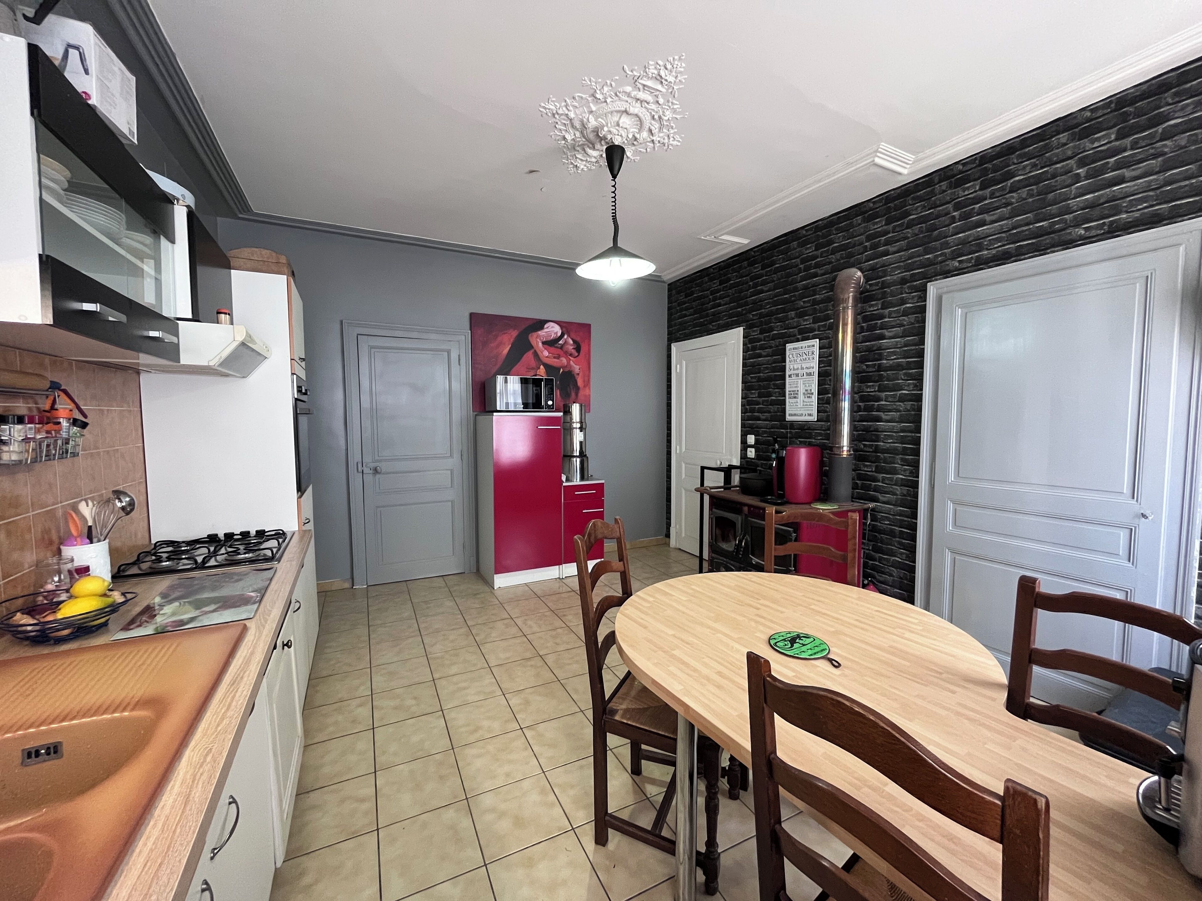 Een microgolfoven, een oven, een kookplaat, een vaatwasser