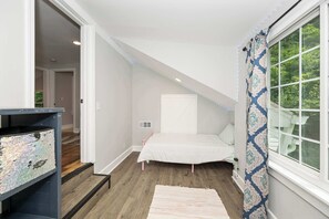 Rumah, Beberapa Tempat Tidur, patio, pemandangan kebun (Hunley Haven Retreat) | 4 kamar tidur dan didekorasi berbeda-beda